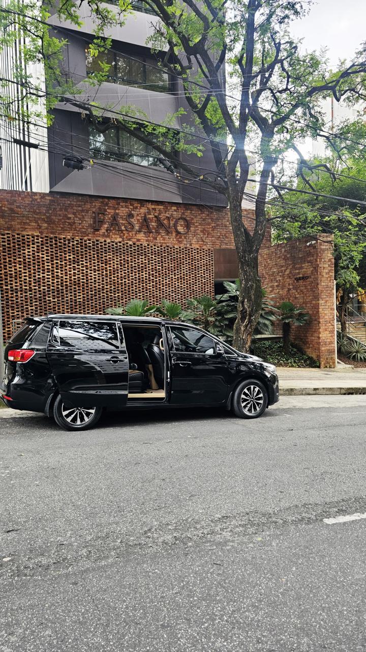Veículo executivo Santiago aguardando cliente em hotel de luxo