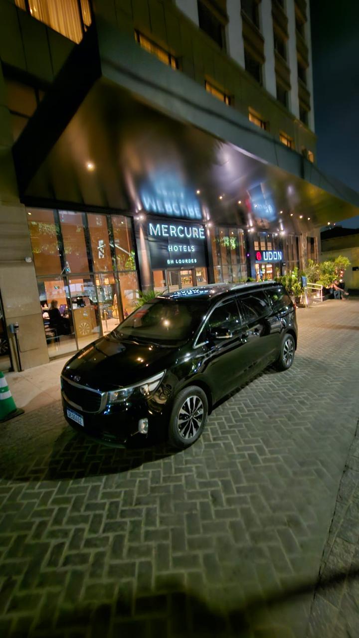 Van executiva preta em frente a hotel em Belo Horizonte