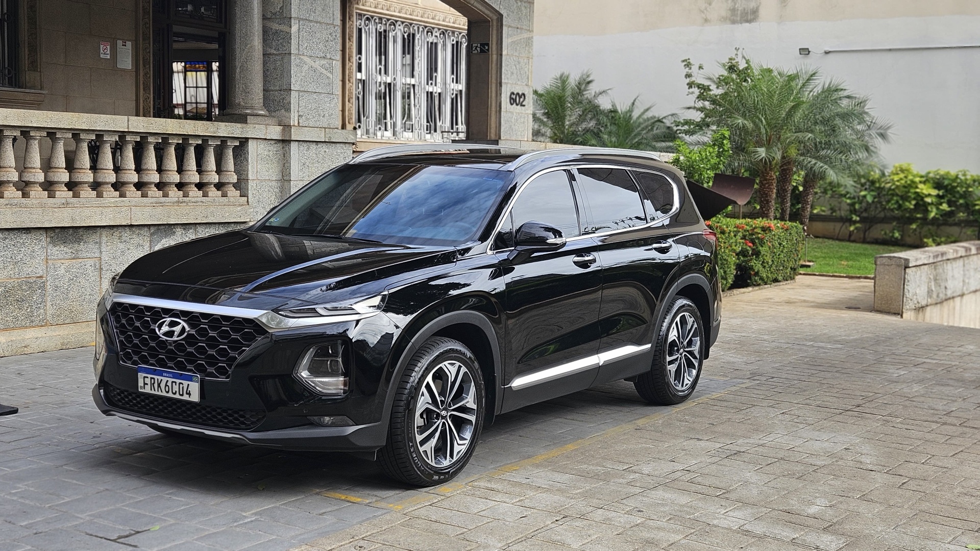SUV executiva preta estacionada em portaria